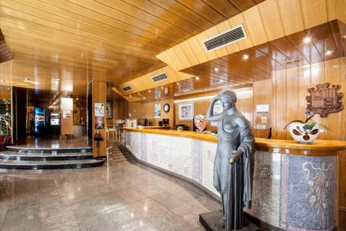 大厅, Yomo Imperial in 桑特朱莉娅德洛里亚 大厅, Yomo Imperial in 桑特朱莉娅德洛里亚