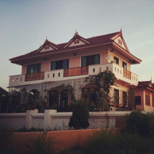 Bejárat, Loymanee House near Wat Tha Ka Rong Bejárat, Loymanee House near Wat Tha Ka Rong