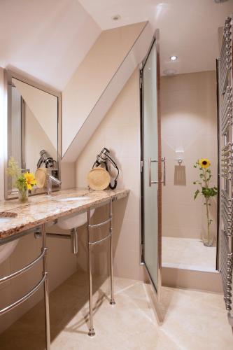Bathroom, Hotel Le Clos De La Vouge in Vougeot Bathroom, Hotel Le Clos De La Vouge in Vougeot