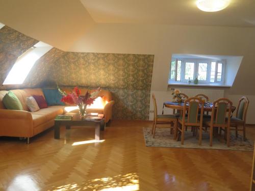 Schoenbrunn Gardens Deluxe Apartment in 13. Hietzing Schoenbrunn Gardens Deluxe Apartment in 13. Hietzing