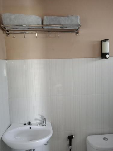 Bathroom, JOGLOPARI GuestHouse near Kasongan Travel Village Bathroom, JOGLOPARI GuestHouse near Kasongan Travel Village