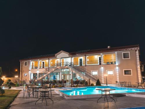 Piscină, Hotel Royal Garden in Niksic Piscină, Hotel Royal Garden in Niksic