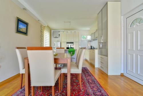 Konyha, Lux Apartman Sofia in Sveti Stefan Konyha, Lux Apartman Sofia in Sveti Stefan