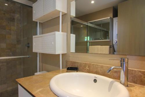 Vonios kambarys, PH El Palmar Residences 2203 in San Carlos Vonios kambarys, PH El Palmar Residences 2203 in San Carlos