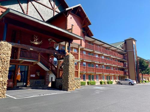 Exterior view, Riverchase Lodge in Pigeon Forge (TN) Exterior view, Riverchase Lodge in Pigeon Forge (TN)