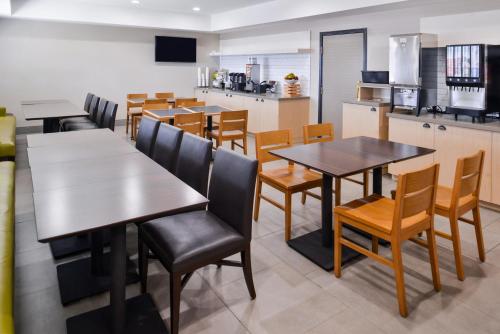 Restaurant, Country Inn & Suites by Radisson, Tinley Park, IL in Orland Grassland Restaurant, Country Inn & Suites by Radisson, Tinley Park, IL in Orland Grassland