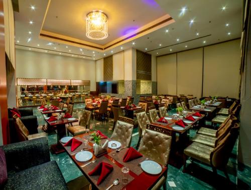 Eten en drinken, Ramada by Wyndham Jaipur Jaisinghpura in Bhanktrota Eten en drinken, Ramada by Wyndham Jaipur Jaisinghpura in Bhanktrota