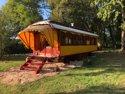 Entrada, les roulottes du LOT in Gramat Entrada, les roulottes du LOT in Gramat