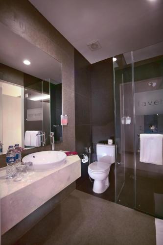 Bagno, Favehotel LTC Glodok in Giacarta Bagno, Favehotel LTC Glodok in Giacarta