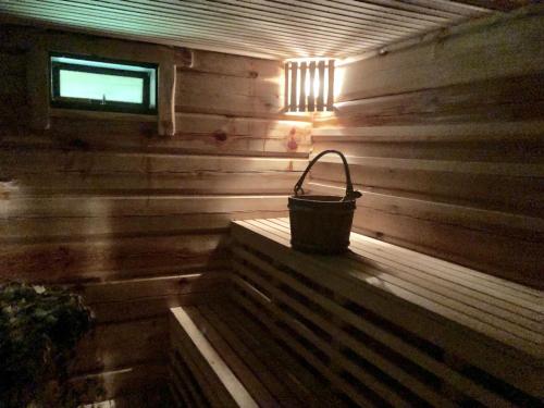 桑拿三溫暖, Rojaus Slenis in 加斯肯尼斯 桑拿三溫暖, Rojaus Slenis in 加斯肯尼斯