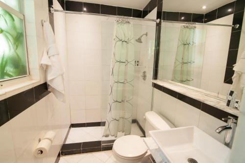 Bathroom, Hotel Shelley in Miami Beach (FL) Bathroom, Hotel Shelley in Miami Beach (FL)