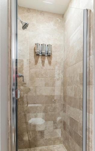 Ванная комната, DownTown Three Bedroom Townhome Sleeps 8 in Ист-Даллас Ванная комната, DownTown Three Bedroom Townhome Sleeps 8 in Ист-Даллас