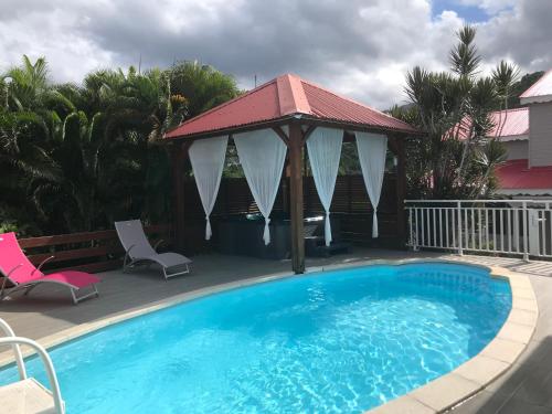 Bể bơi, Le val de lys-piscine privée (Le val de lys-piscine privee) in Vieux-Habitants Bể bơi, Le val de lys-piscine privée (Le val de lys-piscine privee) in Vieux-Habitants