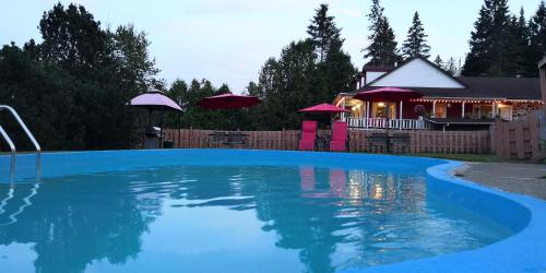 Úszómedence, Motel Des Pays D'En Haut in Val-David (QC) Úszómedence, Motel Des Pays D'En Haut in Val-David (QC)