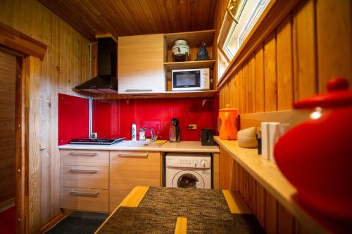 Dapur, Rojas Rodes in Roja Dapur, Rojas Rodes in Roja
