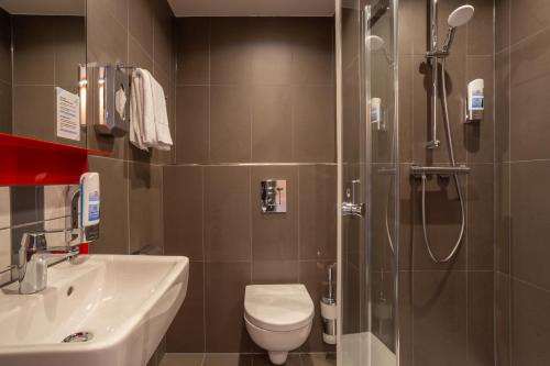ห้องน้ำ, MEININGER Hotel Heidelberg Hauptbahnhof in กลางเมืองไฮเดลแบร์ก ห้องน้ำ, MEININGER Hotel Heidelberg Hauptbahnhof in กลางเมืองไฮเดลแบร์ก
