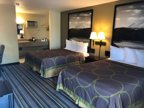 Super 8 By Wyndham Corning in Corning (CA) Super 8 By Wyndham Corning in Corning (CA)