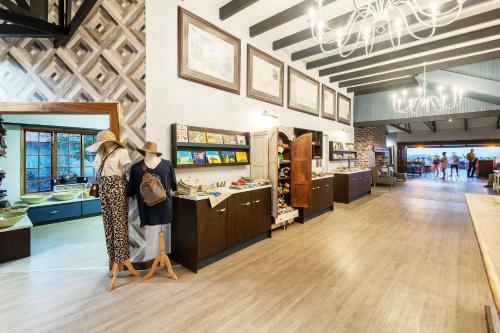상점, Gondwana Etosha Safari Lodge in 아우초 상점, Gondwana Etosha Safari Lodge in 아우초