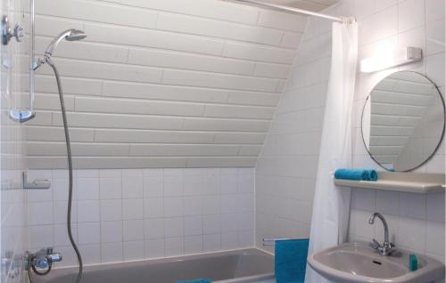 Bathroom, Nice home in Gramsbergen with 3 Bedrooms, WiFi and Indoor swimming pool in Gramsbergen Kern Bathroom, Nice home in Gramsbergen with 3 Bedrooms, WiFi and Indoor swimming pool in Gramsbergen Kern
