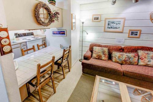 Mountain Shadows #F02 - Studio Condo
Mountain Shadows #F02 - Studio Condo