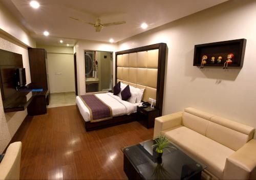 Ruang bersama/area TV, Starz Clarks Inn Mussoorie in Library Road Ruang bersama/area TV, Starz Clarks Inn Mussoorie in Library Road