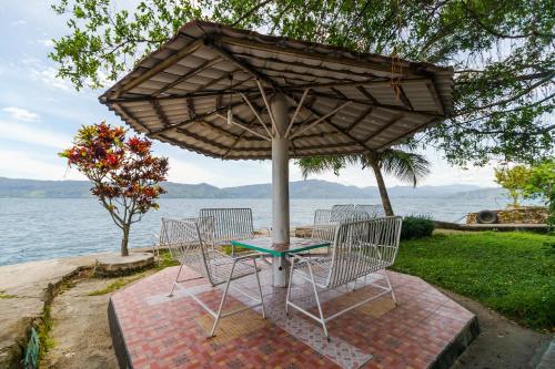 Balcony/terrace, RedDoorz @ Tuktuk Danau Toba in Samosir Balcony/terrace, RedDoorz @ Tuktuk Danau Toba in Samosir