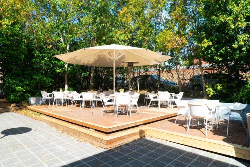 Exterior view, Horse and Jockey Hotel in Drummoyne Exterior view, Horse and Jockey Hotel in Drummoyne