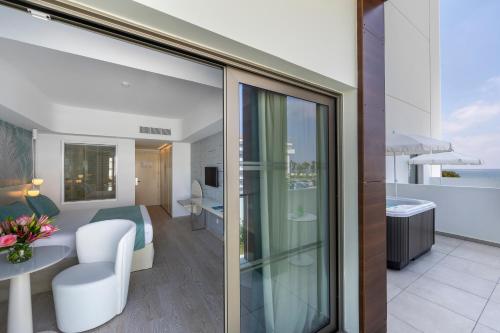 balkon/terras, Ivi Mare - Designed for Adults by Louis Hotels in Paphos balkon/terras, Ivi Mare - Designed for Adults by Louis Hotels in Paphos