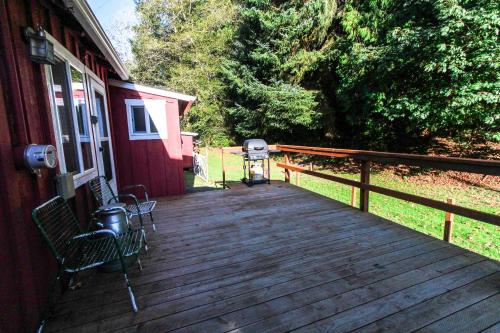 Alsea River Fishing Cabin in Waldport (OR) Alsea River Fishing Cabin in Waldport (OR)