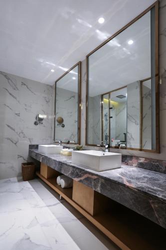 This photo about Venus Royal Hotel Foshan Kuiqi Road Metro Station shared on HyHotel.com