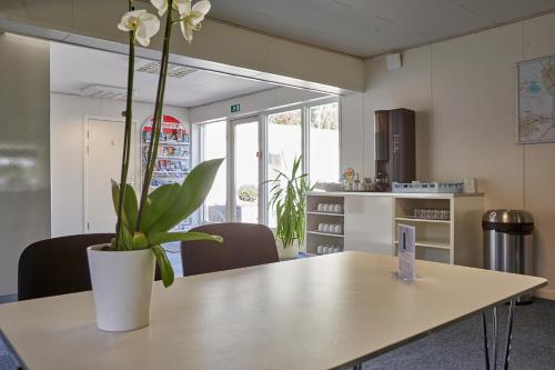 Shared lounge/TV area, BB-Hotel Herning "Messehotel" in Snejbjerg Shared lounge/TV area, BB-Hotel Herning "Messehotel" in Snejbjerg