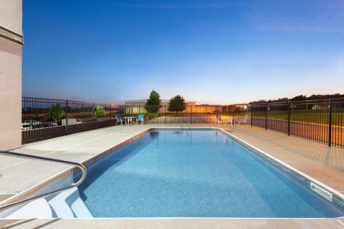 La Quinta Inn & Suites by Wyndham Blue Springs in Blue Springs (MO) La Quinta Inn & Suites by Wyndham Blue Springs in Blue Springs (MO)