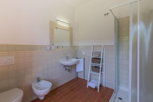 Bathroom, Villa La Fonte 14 in Ripatransone Bathroom, Villa La Fonte 14 in Ripatransone
