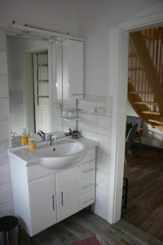 Bathroom, Apartment Jakobsweg GbR in Weissenfels Bathroom, Apartment Jakobsweg GbR in Weissenfels