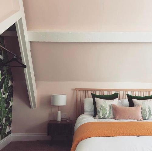 This photo about Coed Mawr Hall Bed & Breakfast shared on HyHotel.com