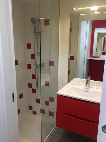 Bathroom, Twenty's Business Flats Croizat in Villejuif Bathroom, Twenty's Business Flats Croizat in Villejuif
