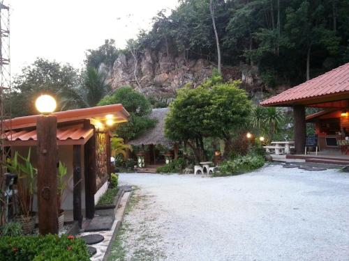 Nhà hàng, นพรัตน์การ์เด้นฮิลล์ in Uthai Thani Nhà hàng, นพรัตน์การ์เด้นฮิลล์ in Uthai Thani