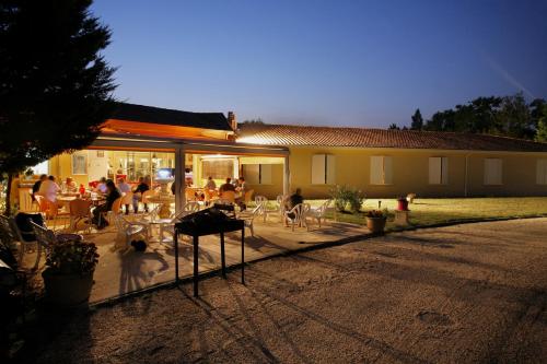 מרפסת, Logis Hotel Corintel Bordeaux Est in יברק מרפסת, Logis Hotel Corintel Bordeaux Est in יברק