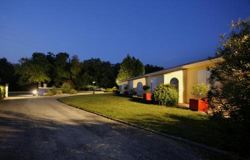 כניסה, Logis Hotel Corintel Bordeaux Est in יברק כניסה, Logis Hotel Corintel Bordeaux Est in יברק