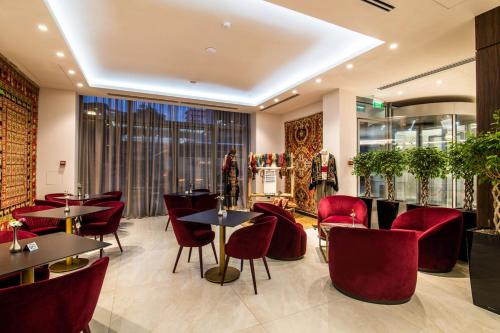 Előcsarnok, Ramada Hotel & Suites by Wyndham Yerevan in Jereván Előcsarnok, Ramada Hotel & Suites by Wyndham Yerevan in Jereván