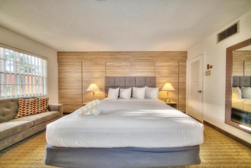 Club Lux Resort By The Beach in Deerfield Beach (FL) Club Lux Resort By The Beach in Deerfield Beach (FL)