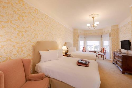 Stanyan Park Hotel near California Academy of Sciences Stanyan Park Hotel near California Academy of Sciences