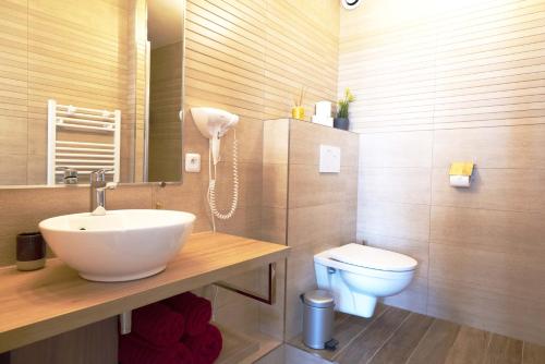 Bathroom, Beausoleil Studio Metro Paris Sud in Le Kremlin Bicetre Bathroom, Beausoleil Studio Metro Paris Sud in Le Kremlin Bicetre