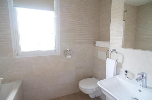 Bathroom, Hotel De France in Boulogne-Billancourt Bathroom, Hotel De France in Boulogne-Billancourt