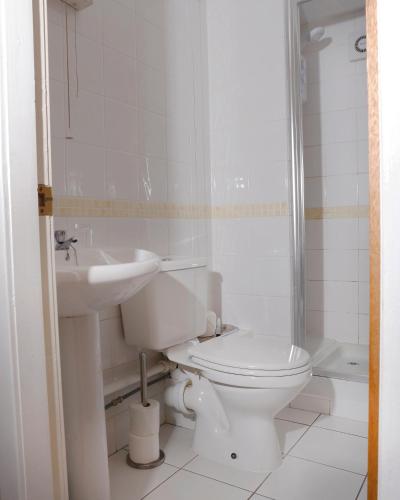 Bathroom, The Dunning Hotel in Craigie Bathroom, The Dunning Hotel in Craigie