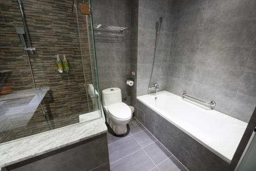 Bathroom, Legend Hotel Pier 2 in Yancheng District Bathroom, Legend Hotel Pier 2 in Yancheng District