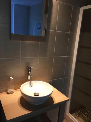 Fürdőszoba, chambre double avec salle de bain privative in Cognac Fürdőszoba, chambre double avec salle de bain privative in Cognac