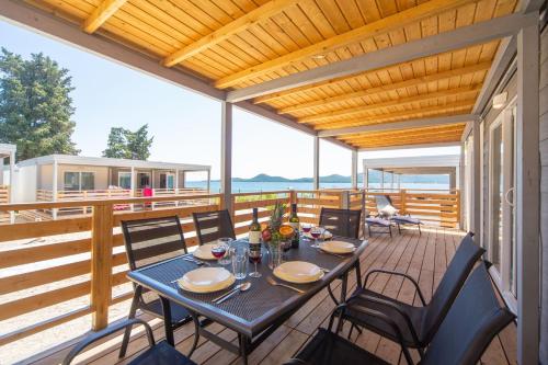 شرفة/ تراس, Eurocamp Mobile Homes at Campsite Ljutic in Biograd na Moru شرفة/ تراس, Eurocamp Mobile Homes at Campsite Ljutic in Biograd na Moru