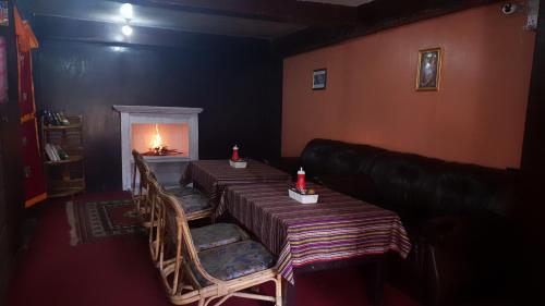 Lama Hotel - HIMALAYAN BURGER in 에베레스트 리지온 (네팔) Lama Hotel - HIMALAYAN BURGER in 에베레스트 리지온 (네팔)