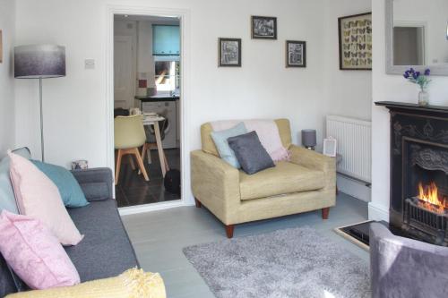 Közös társalgó / TV, Secret Cottage, Wivenhoe - Charming, Cosy, Convenient & Quiet, 2 x Double Bed Period Cottage PLUS Pa in Colchester Közös társalgó / TV, Secret Cottage, Wivenhoe - Charming, Cosy, Convenient & Quiet, 2 x Double Bed Period Cottage PLUS Pa in Colchester